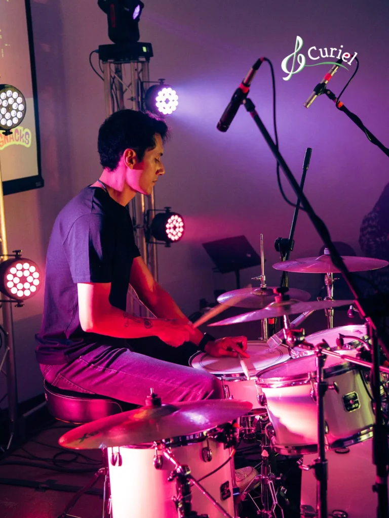 Persona desarrollando habilidades musicales en Clases de batería, practicando ejercicios en Clases de batería con acompañamiento experto en Clases de batería